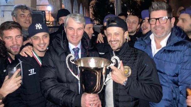 VIDEO. Varese in festa con la Coppa e i suoi Mastini: «Campioni! Campioni! E ora sogniamo il triplete»