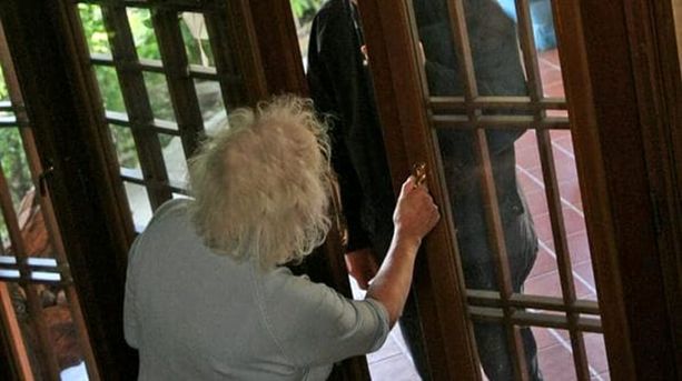 Vedano Olona, suona al campanello e rapina un'anziana coprendole il volto con un telo Vedano Olona, suona al campanello e rapina un'anziana coprendole il volto con un telo