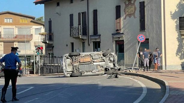 Casciago, scontro all'incrocio di via Matteotti. Auto abbatte un palo e si ribalta in carreggiata Casciago, scontro all'incrocio di via Matteotti. Auto abbatte un palo e si ribalta in carreggiata