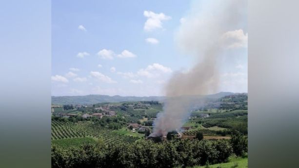 Castagnole delle Lanze: incendio in un magazzino edile di frazione Olmo [VIDEO]