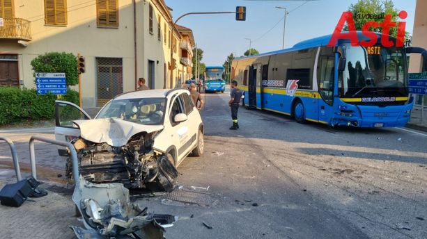 Costigliole d'Asti, scontro tra bus e auto, ferito il conducente