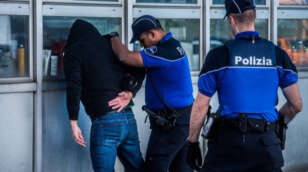 Bellinzona, arrestato a 15 anni per furto d'auto e danneggiamento Bellinzona, arrestato a 15 anni per furto d'auto e danneggiamento