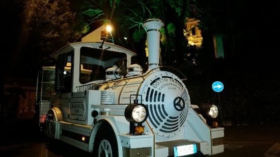 Imperia, importuna alcune ragazze sul trenino estivo di Rt e fa anche a botte con l’autista: accertamenti delle forze dell’ordine