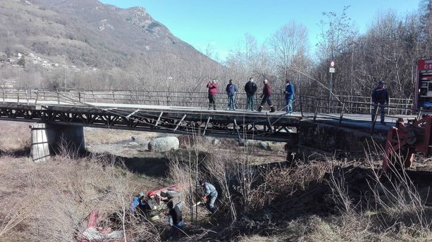 Auto sfonda la balaustra del Ponte delle rovine a Villar Pellice e cade nel vuoto Auto sfonda la balaustra del Ponte delle rovine a Villar Pellice e cade nel vuoto