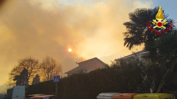 Incendio alle pendici del Musinè, in azione sette squadre e due elicotteri dei Vigili del Fuoco per domare le fiamme Incendio alle pendici del Musinè, in azione sette squadre e due elicotteri dei Vigili del Fuoco per domare le fiamme