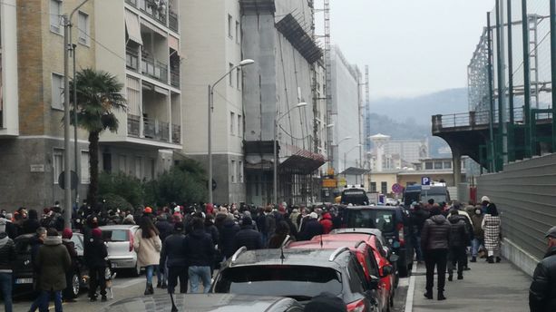 Cori, petardi e fuochi d'artificio: la protesta del tifo granata "assedia" i giocatori al Filadelfia [VIDEO]