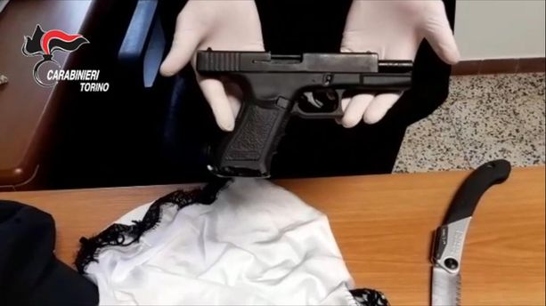Moncalieri, stupratore di prostitute arrestato dai carabinieri: le minacciava con una pistola o un coltello [VIDEO]
