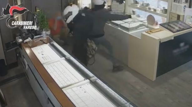 VIDEO. Assaltarono una gioielleria in pieno centro a Saronno, presi i rapinatori VIDEO. Assaltarono una gioielleria in pieno centro a Saronno, presi i rapinatori