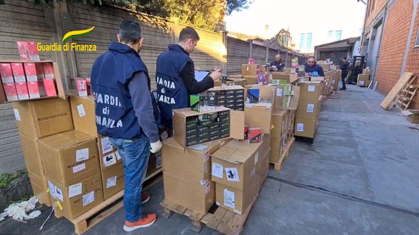 La Finanza di Varese sequestra 12 tonnellate di sigarette elettroniche cinesi altamente nocive per la salute