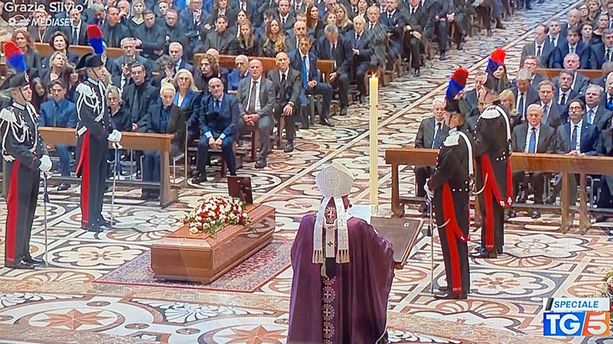 I funerali di Stato di Berlusconi in Duomo. L'omelia dell'arcivescovo Delpini: «E' stato un uomo e ora incontra Dio» I funerali di Stato di Berlusconi in Duomo. L'omelia dell'arcivescovo Delpini: «E' stato un uomo e ora incontra Dio»