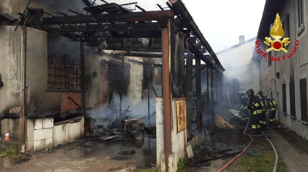 Deposito in fiamme a Oggiona: sul posto vigili del fuoco e ambulanze
