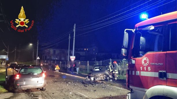 FOTO. Pauroso frontale a Malgesso: conducente incastrato in auto, è grave