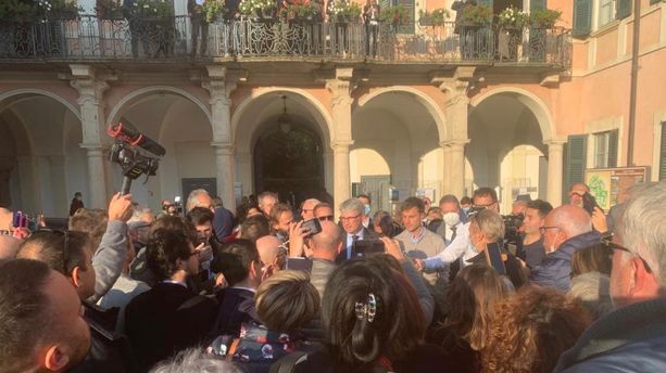 VIDEO e FOTO - L’attesa, la bottiglia e quella marcia lunga 650 metri e 5 anni: le ore del trionfo del "nuovo vecchio" sindaco Galimberti VIDEO e FOTO - L’attesa, la bottiglia e quella marcia lunga 650 metri e 5 anni: le ore del trionfo del "nuovo vecchio" sindaco Galimberti