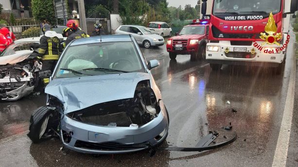 Schianto frontale tra Carnago e Solbiate Arno: soccorsi in azione sulla Provinciale e tre feriti Schianto frontale tra Carnago e Solbiate Arno: soccorsi in azione sulla Provinciale e tre feriti