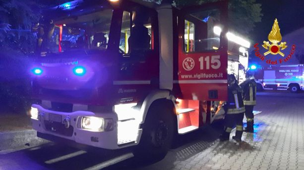 Maxi incendio nella notte a Milano: colonna di fumo visibile anche dal sud del Varesotto Maxi incendio nella notte a Milano: colonna di fumo visibile anche dal sud del Varesotto