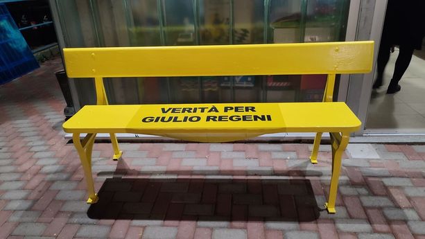 Panchina gialla a Firenze per richiamare alla memoria Giulio Regeni Panchina gialla a Firenze per richiamare alla memoria Giulio Regeni