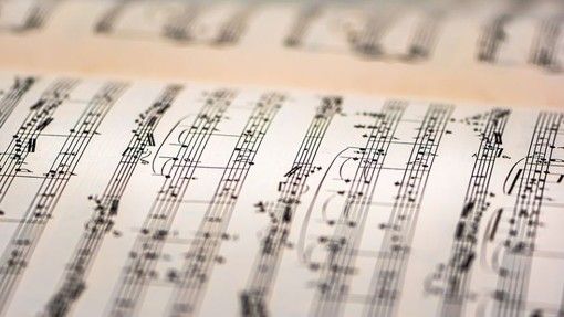 ‘Luci allo xeno’ è il nuovo singolo che segna il ritorno di Sangiovanni dopo lo stop