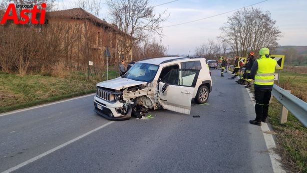 Nuovo incidente nella curva "maledetta" in località Ponteverde sulla provinciale 456. Quattro le auto coinvolte Nuovo incidente nella curva "maledetta" in località Ponteverde sulla provinciale 456. Quattro le auto coinvolte