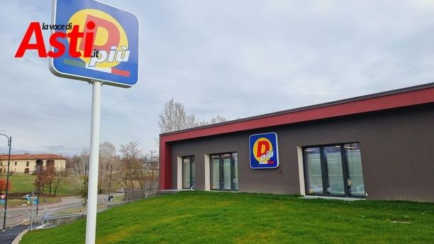 Spaccata al Dpiù nei pressi dell'ospedale: sfondano la vetrina ma fuggono a mani vuote Spaccata al Dpiù nei pressi dell'ospedale: sfondano la vetrina ma fuggono a mani vuote