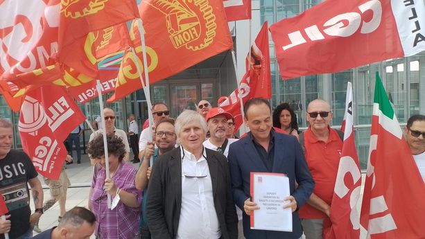 Già 21 morti sul lavoro in Piemonte nei primi 4 mesi e solo 3 ispettori. Cgil lancia l'allarme davanti al Grattacielo della Regione Già 21 morti sul lavoro in Piemonte nei primi 4 mesi e solo 3 ispettori. Cgil lancia l'allarme davanti al Grattacielo della Regione