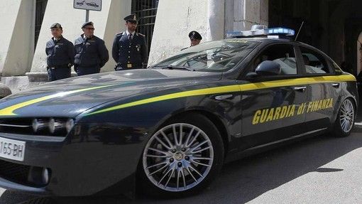 Controlli della Guardia di Finanza di Asti, Nizza e Canelli in distributori di benzina ed esercizi commerciali: multe per 132 operatori e 32 distributori Controlli della Guardia di Finanza di Asti, Nizza e Canelli in distributori di benzina ed esercizi commerciali: multe per 132 operatori e 32 distributori