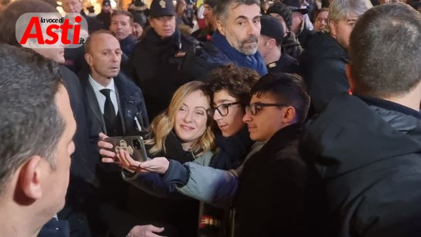 Le ore astigiane della Meloni: ressa, selfie e vin brulé (e poche risposte ai giornalisti) [FOTO E VIDEO]