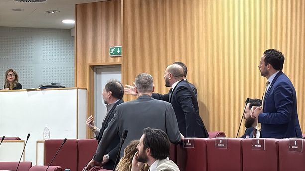 Consiglio regionale ad alta tensione: bagarre e urla in aula, le opposizioni chiedono le dimissioni del presidente Balleari (video) Consiglio regionale ad alta tensione: bagarre e urla in aula, le opposizioni chiedono le dimissioni del presidente Balleari (video)