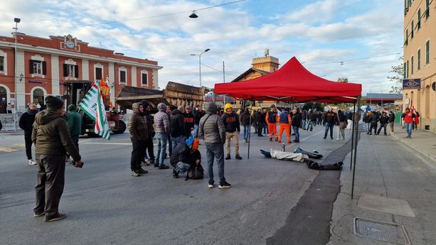 Ex Ilva, Bucci incontra i lavoratori: "Genova non può chiudere, mi attiverò con il Governo"