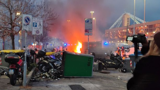 Marassi, disordini fuori dallo stadio prima di Genoa - Inter: camion in fiamme e mezzi danneggiati (IN AGGIORNAMENTO)