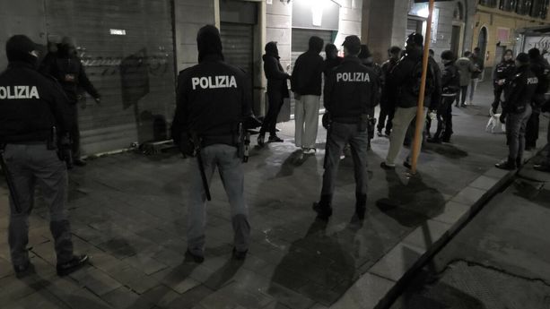 Blitz notturno nel Centro Storico: raffica di sanzioni ai minimarket e un arresto per tentata rapina