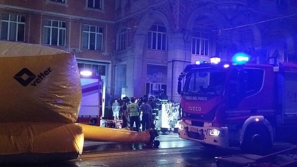Minaccia il suicidio al ponte Monumentale. Chiusa via XX Settembre (Foto e video)