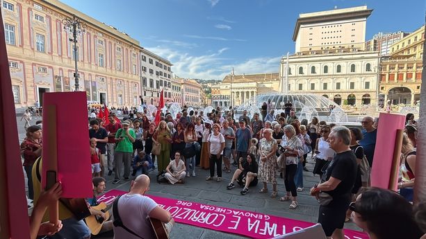 “Anche se voi vi credete assolti siete lo stesso coinvolti”: in piazza De Ferrari si canta De André contro il sistema-Toti (VIDEO)