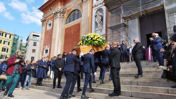 Un lungo applauso ha accompagnato l'ingresso in chiesa della bara di Vincenzo Spera (Foto e video) Un lungo applauso ha accompagnato l'ingresso in chiesa della bara di Vincenzo Spera (Foto e video)