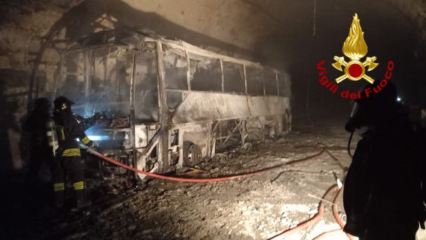 Incendio nella galleria Monte Giugo, la procura indaga i responsabili della ditta costruttrice del pullman