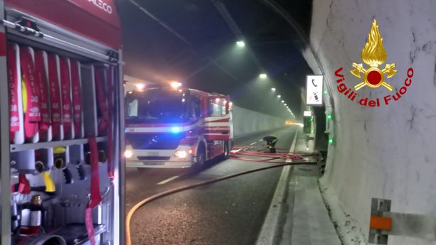 Incendio in galleria, ok alla ripresa dei lavori in A12: domani la riapertura delle corsie Incendio in galleria, ok alla ripresa dei lavori in A12: domani la riapertura delle corsie