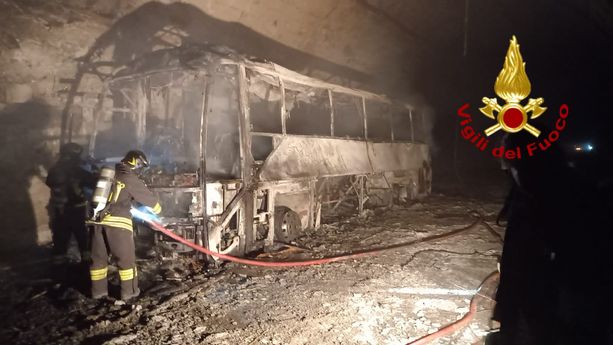Pullman in fiamme, riaperta in serata la A12 Genova-Sestri Levante (FOTO e VIDEO) Pullman in fiamme, riaperta in serata la A12 Genova-Sestri Levante (FOTO e VIDEO)