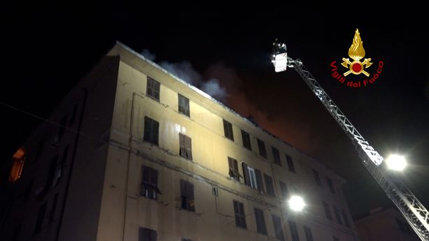 Incendio devasta un palazzo in via Piacenza, sessanta persone evacuate (Foto e video)