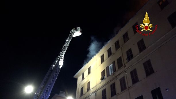 Incendio devasta palazzo in via Piacenza, Gambino: "96 persone evacuate"
