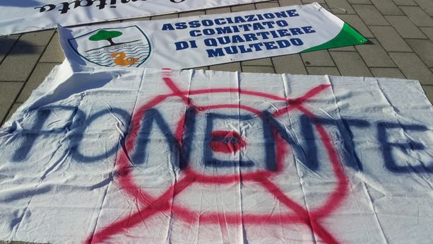 Il Ponente torna a manifestare: partito il corteo dalla stazione di Pra'. Aurelia chiusa al traffico