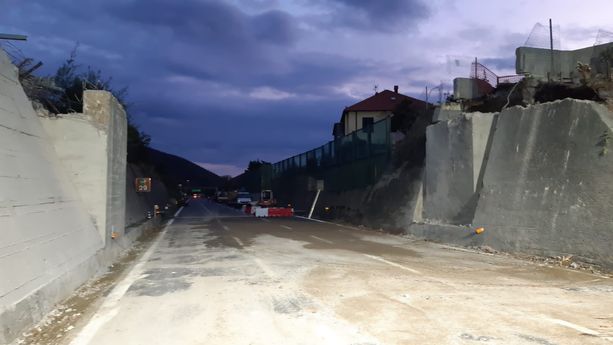 Varazze, demolito il cavalcavia della Vignetta sull'A10: domani il posizionamento del ponte sostitutivo Varazze, demolito il cavalcavia della Vignetta sull'A10: domani il posizionamento del ponte sostitutivo
