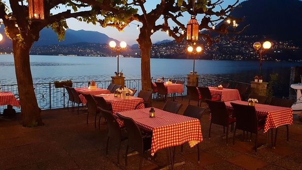 Canton Ticino, una cena al grotto, raggiunto in battello