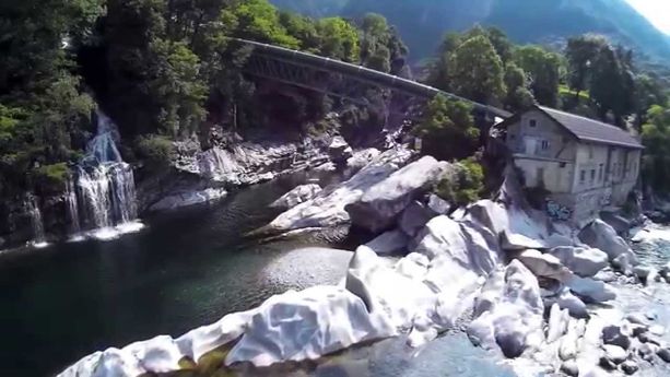 Cade da un albero nei pressi del "Pozzo di Tegna": gravi ferite alla schiena Cade da un albero nei pressi del "Pozzo di Tegna": gravi ferite alla schiena