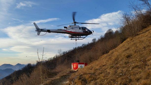In fiamme ettari di bosco del Canton Ticino, in azione due elicotteri