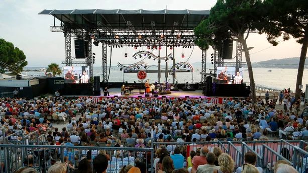 Jazz à Juan, sessantacinque anni e nessuna nostalgia: il festival della Costa Azzurra continua a reinventarsi