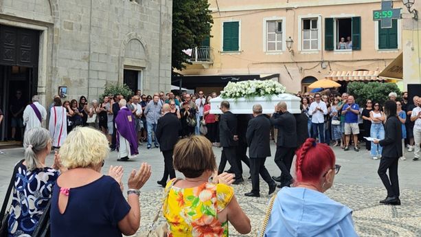 Santo Stefano dà l’ultimo saluto a Jonathan Forzan: una folla commossa si stringe attorno alla famiglia (Foto e video) Santo Stefano dà l’ultimo saluto a Jonathan Forzan: una folla commossa si stringe attorno alla famiglia (Foto e video)