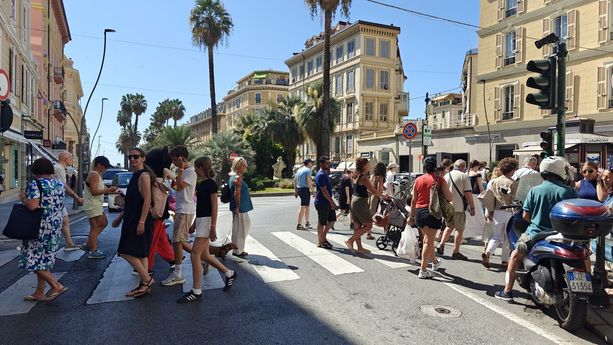 Sanremo: agosto inizia con il 'botto', strutture e locali pieni ma cominciano i guai tra traffico in tilt e caccia ai parcheggi (Foto)