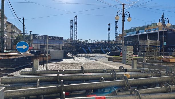 Festival di Sanremo, avanti i lavori in piazza Colombo: montate le torrette del palco (Foto)