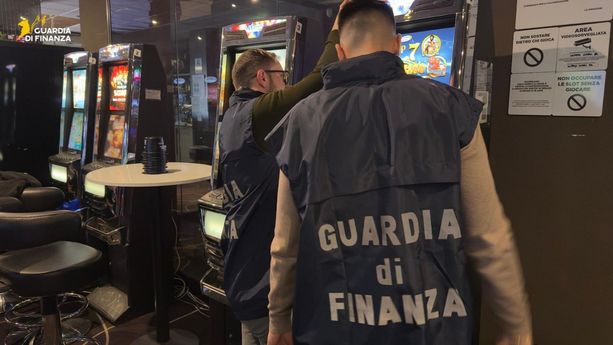 Maxi frode nelle sale giochi: arrestato il 'dominus' del sistema di videolottery contraffatte, quattro sale sequestrate ad Arma di Taggia