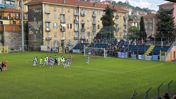 Calcio. Serie D, la Sanremese agguanta il derby: da 0-2 a 2-2, ripreso un Imperia in dieci Calcio. Serie D, la Sanremese agguanta il derby: da 0-2 a 2-2, ripreso un Imperia in dieci
