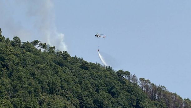 Incendio tra Borello e San Romolo, fiamme ancora vive dopo oltre 24 ore di emergenza